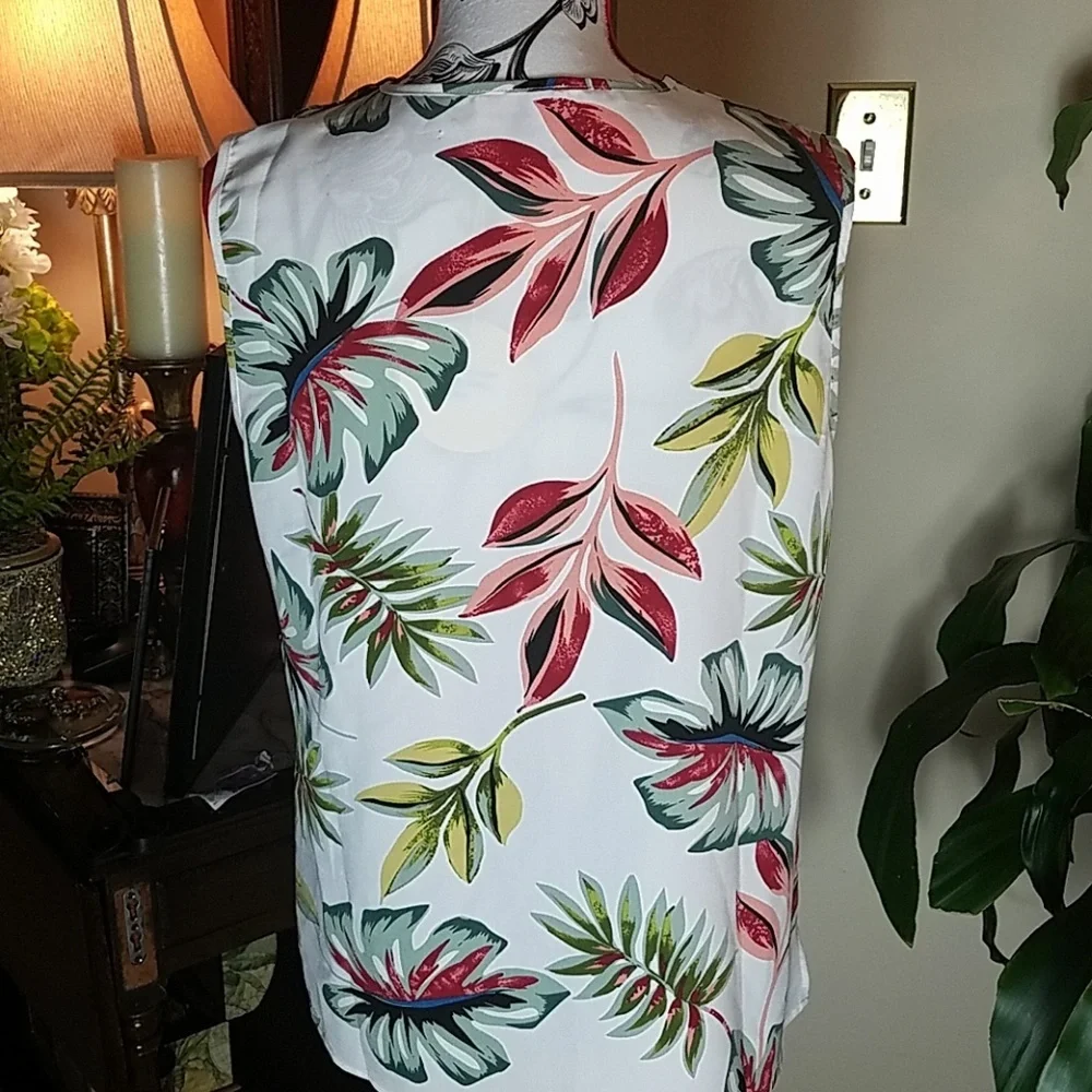 NWT, Alythea, 0247, Women's White Floral top with V-neck and rusching in size XL - Picture 4 of 5